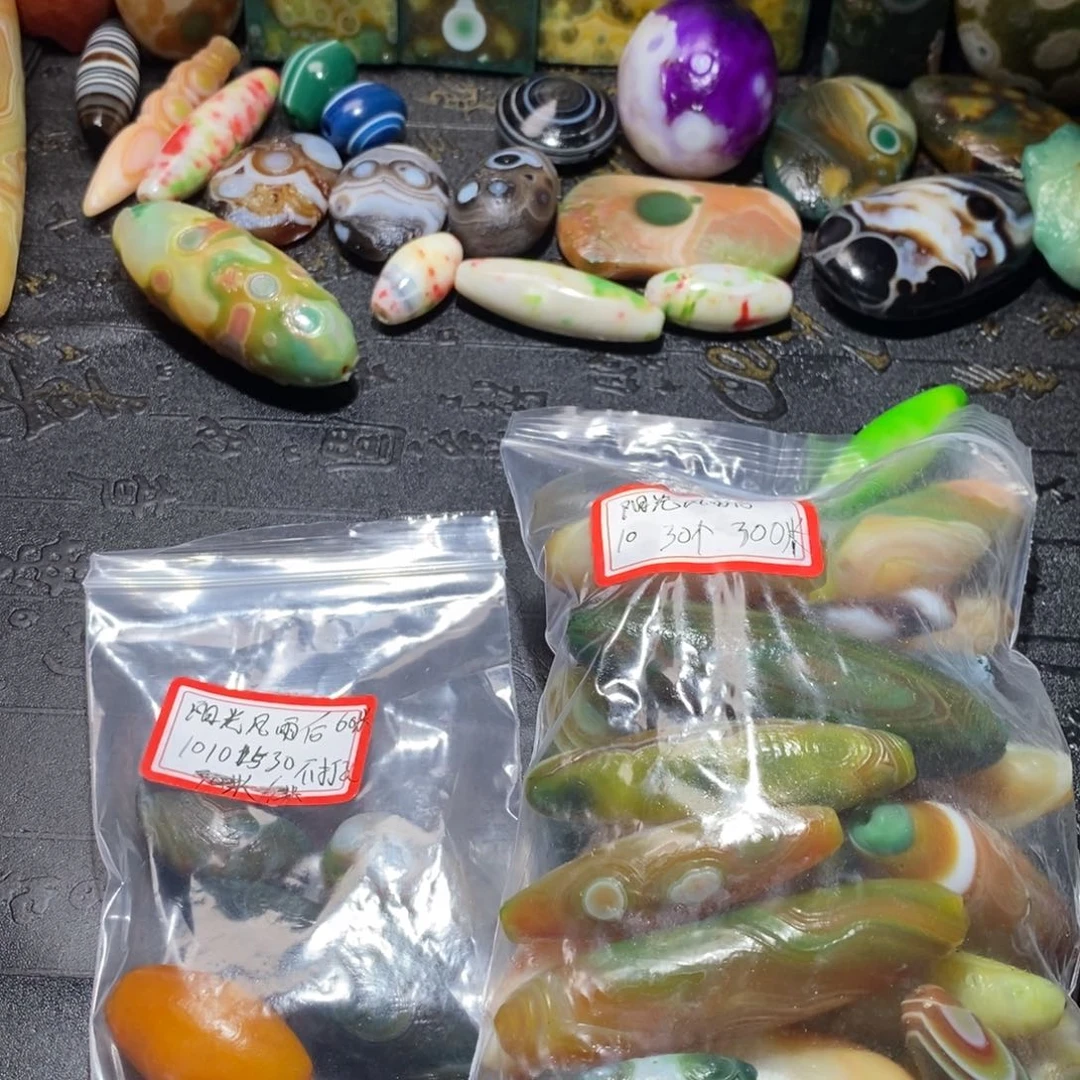 颈饰未镶嵌石英质玉猫**石