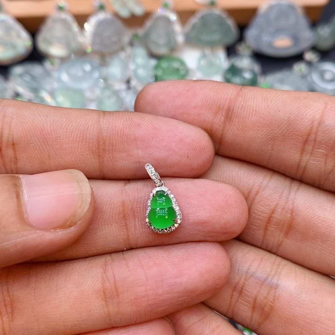 翡翠18K金镶嵌颈饰