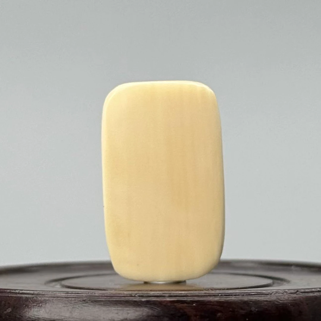 DEZHI/德志31*18*4mm4g无事牌吊坠天然猛犸牙/默认打孔绑绳Y422