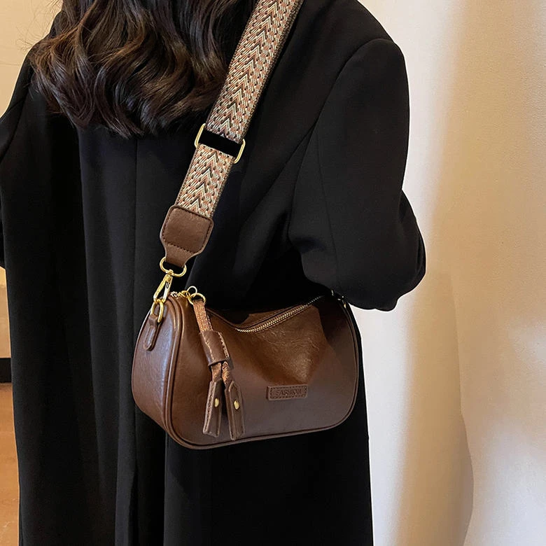 流行波士顿包包秋冬复古新款宽带斜挎包女百搭小包枕头枕女士