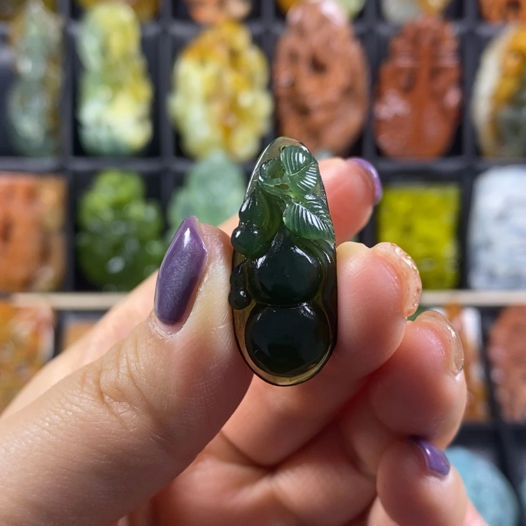 蛇纹石玉颈饰合金