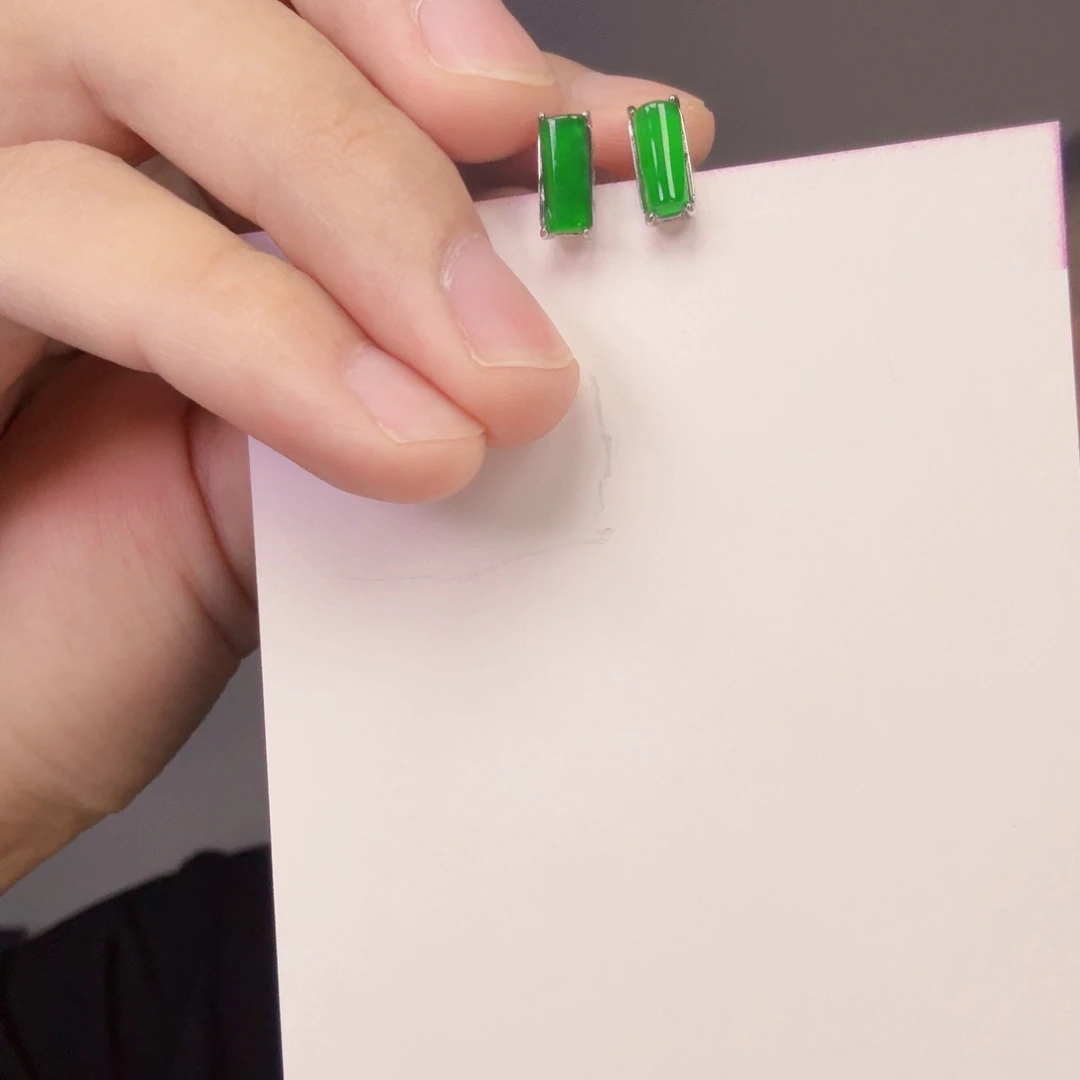 翡翠未镶嵌颈饰一对