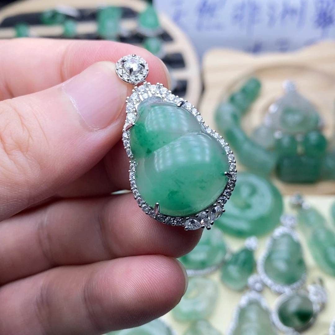 未镶嵌石英质玉（非洲翠）车挂