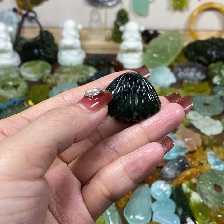 蛇纹石玉未镶嵌吊坠酒*