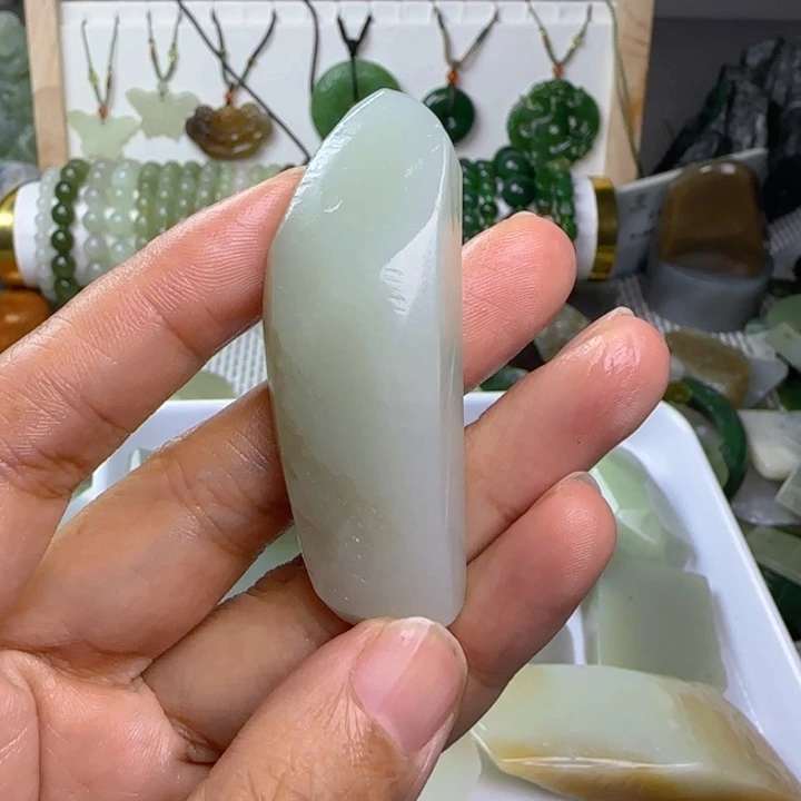 颈饰未镶嵌和田玉弥**气