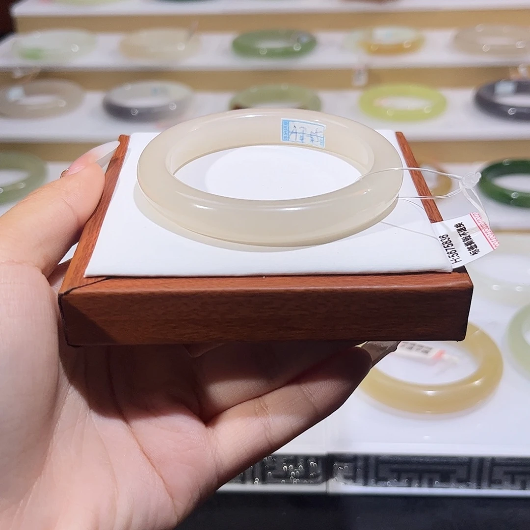 和田玉未镶嵌手镯冰透粉