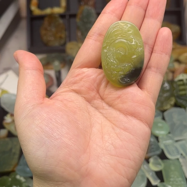 蛇纹石玉未镶嵌颈饰