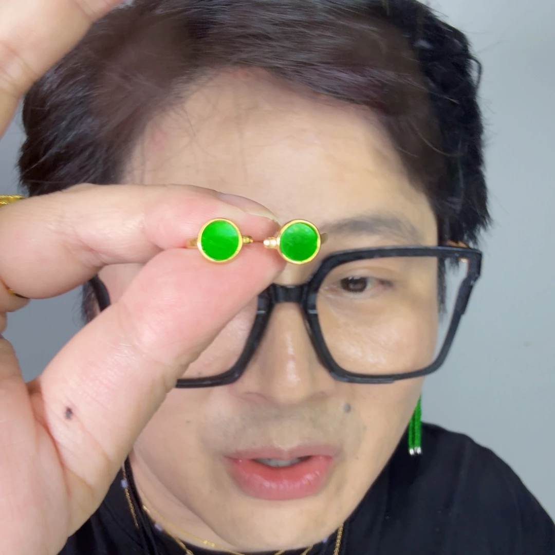 翡翠未镶嵌颈饰一对