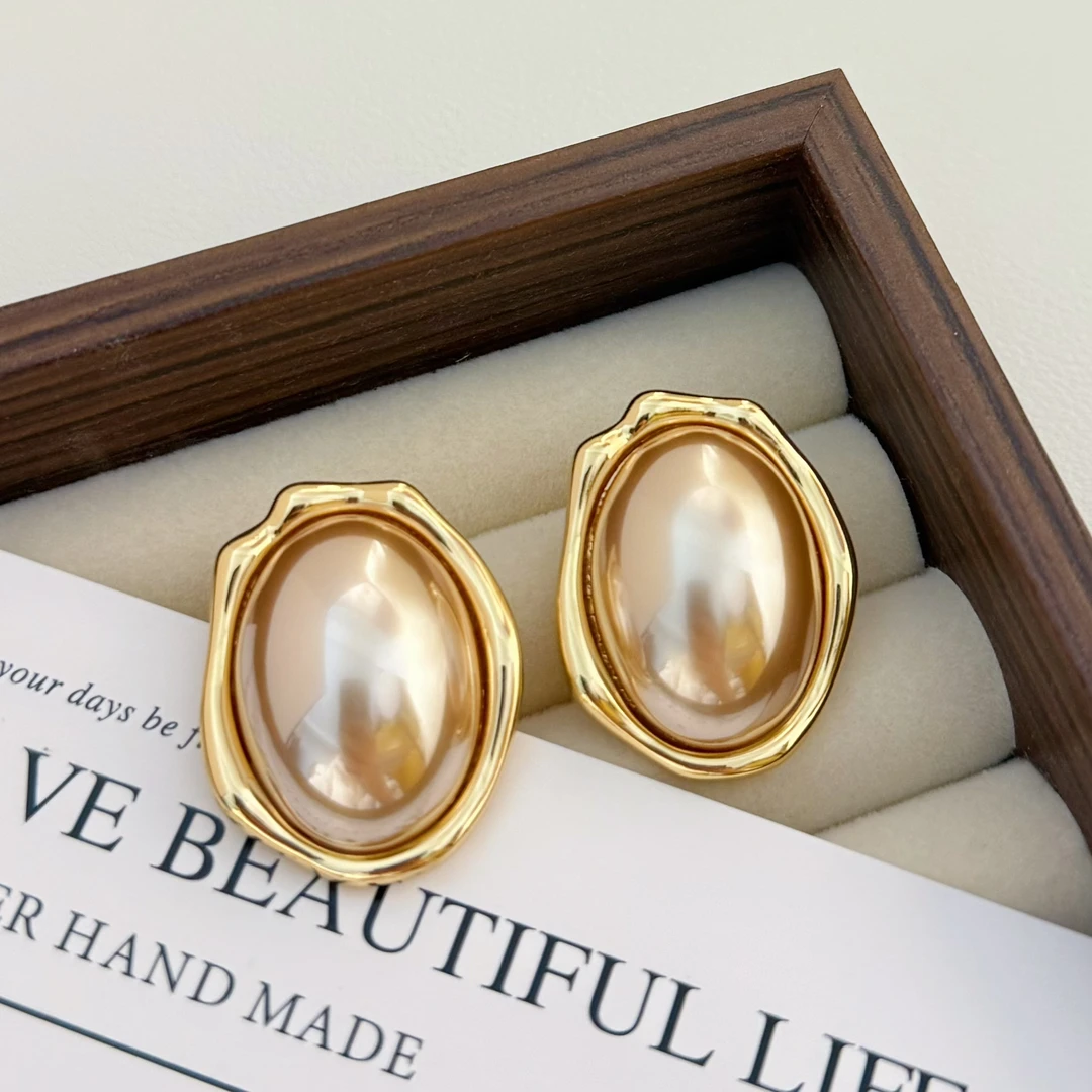 铜合金耳饰  优雅轻奢高级感复古小香风气质珠珠耳钉r685