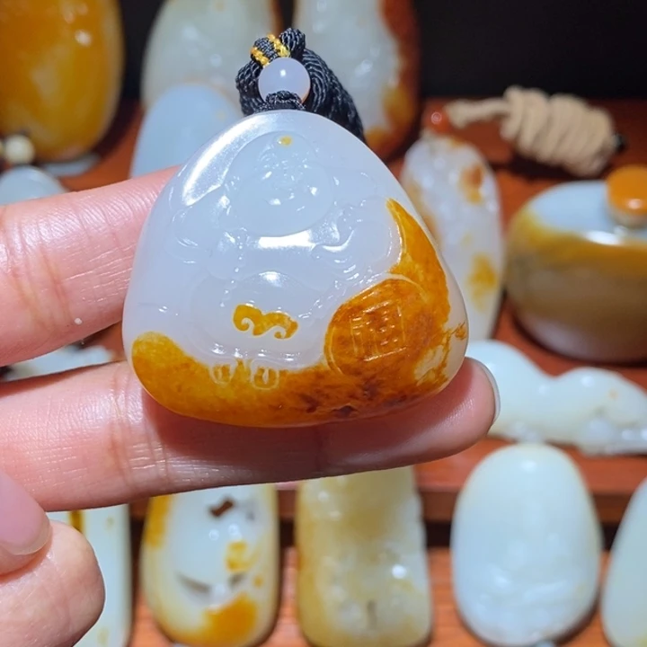 袁***龙和田玉未镶嵌颈饰