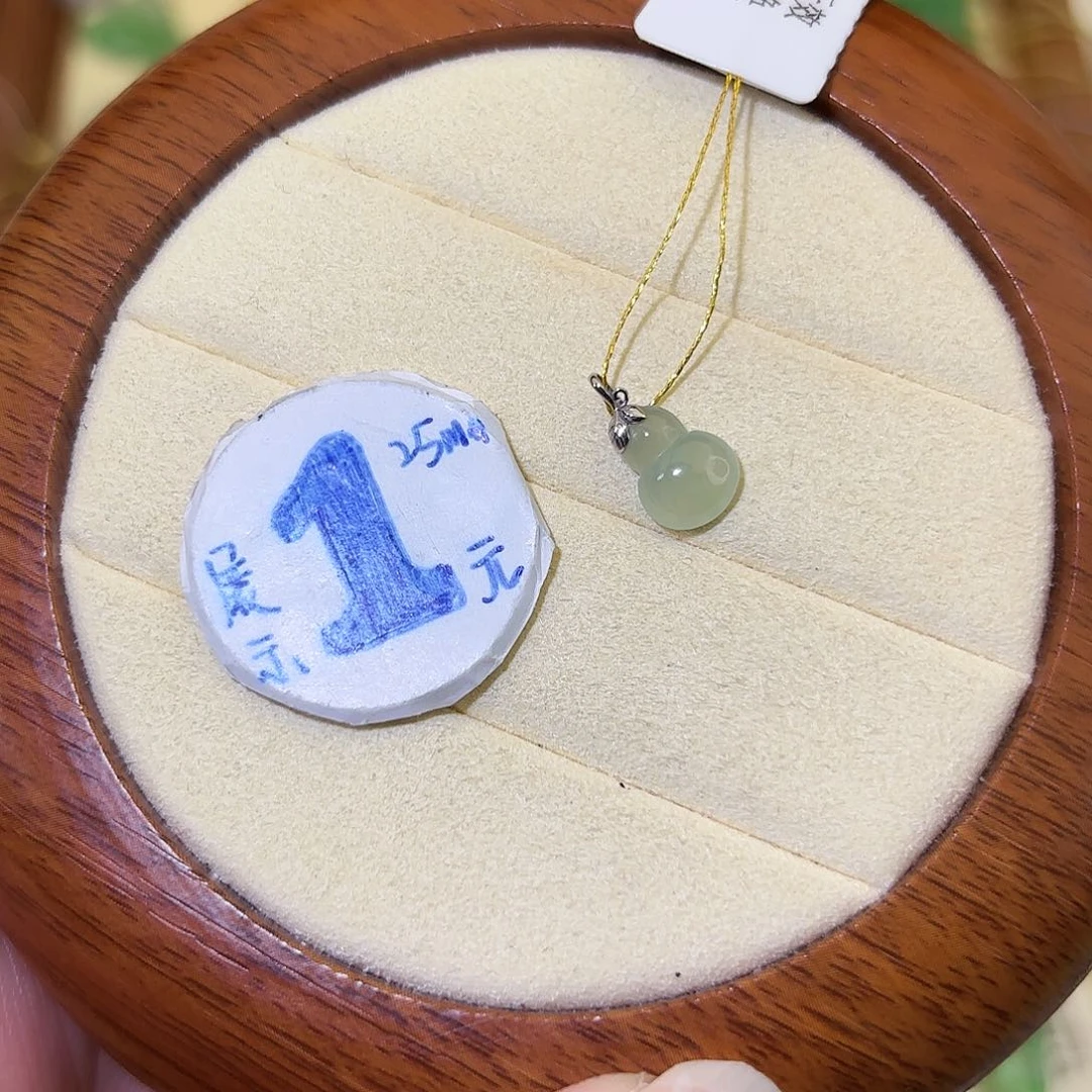 翡翠18K金镶嵌颈饰葫芦