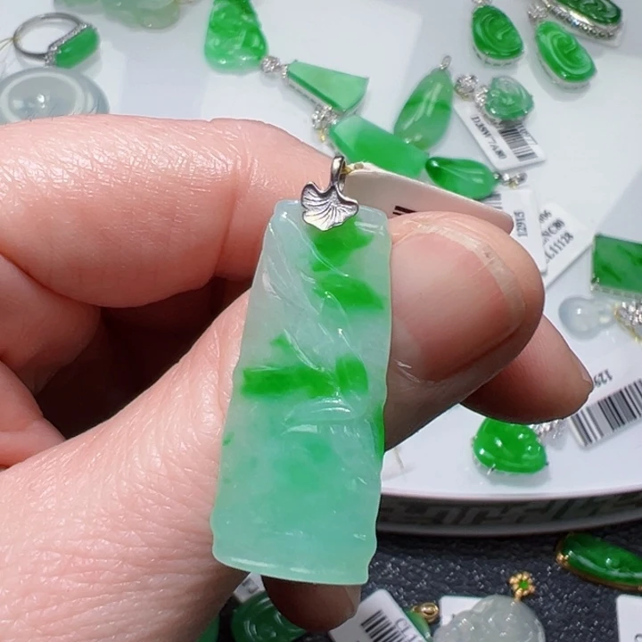 颈饰18K金镶嵌翡翠