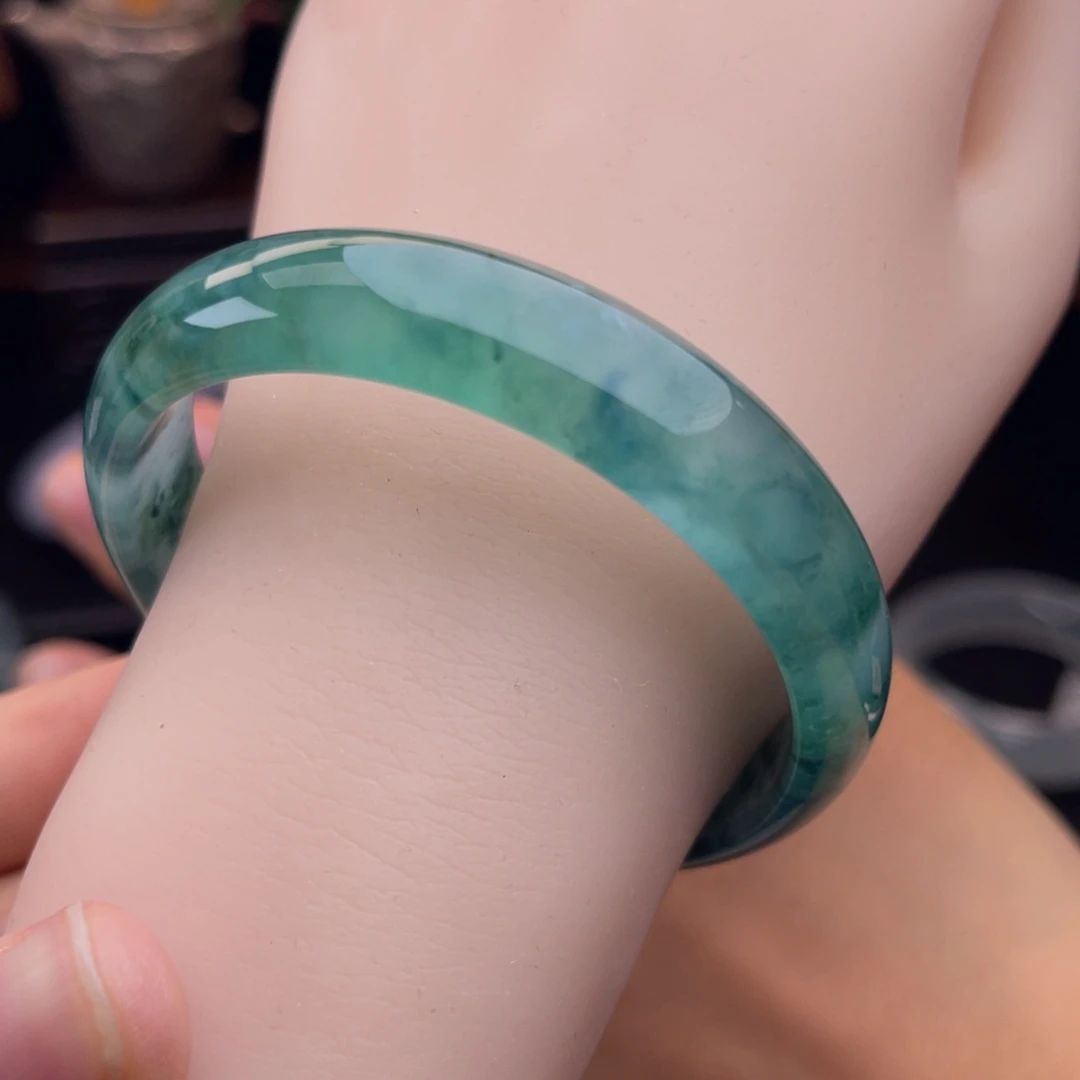翡翠手镯未镶嵌正圈