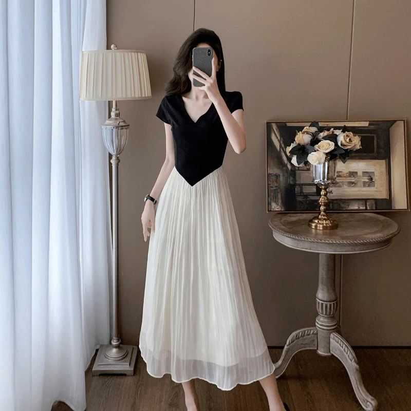 高档v领连衣裙2025夏季显瘦气质高级感时尚洋气上档次中长款裙子