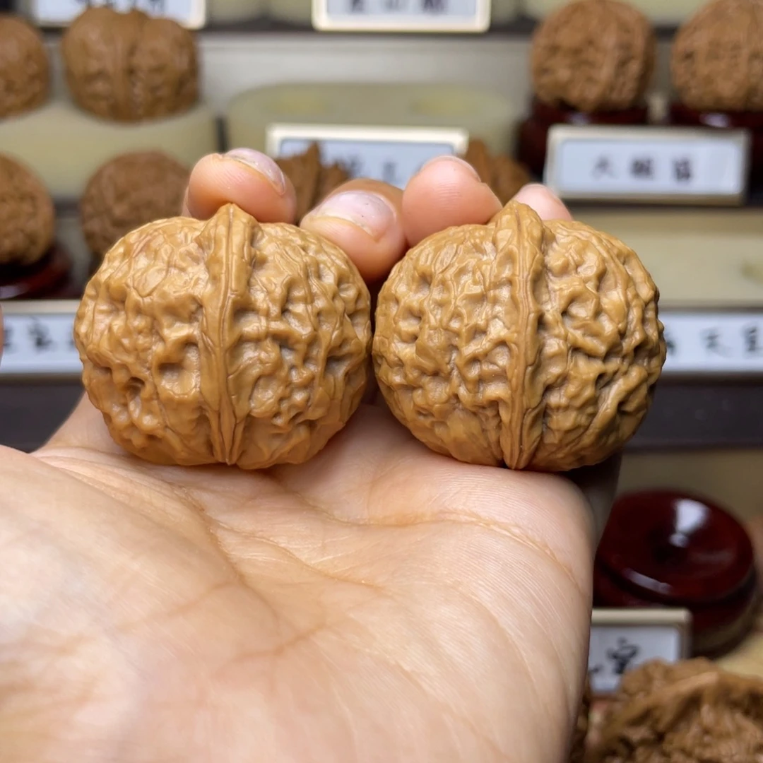 文玩核桃把件大**。卧龙元宝37左右