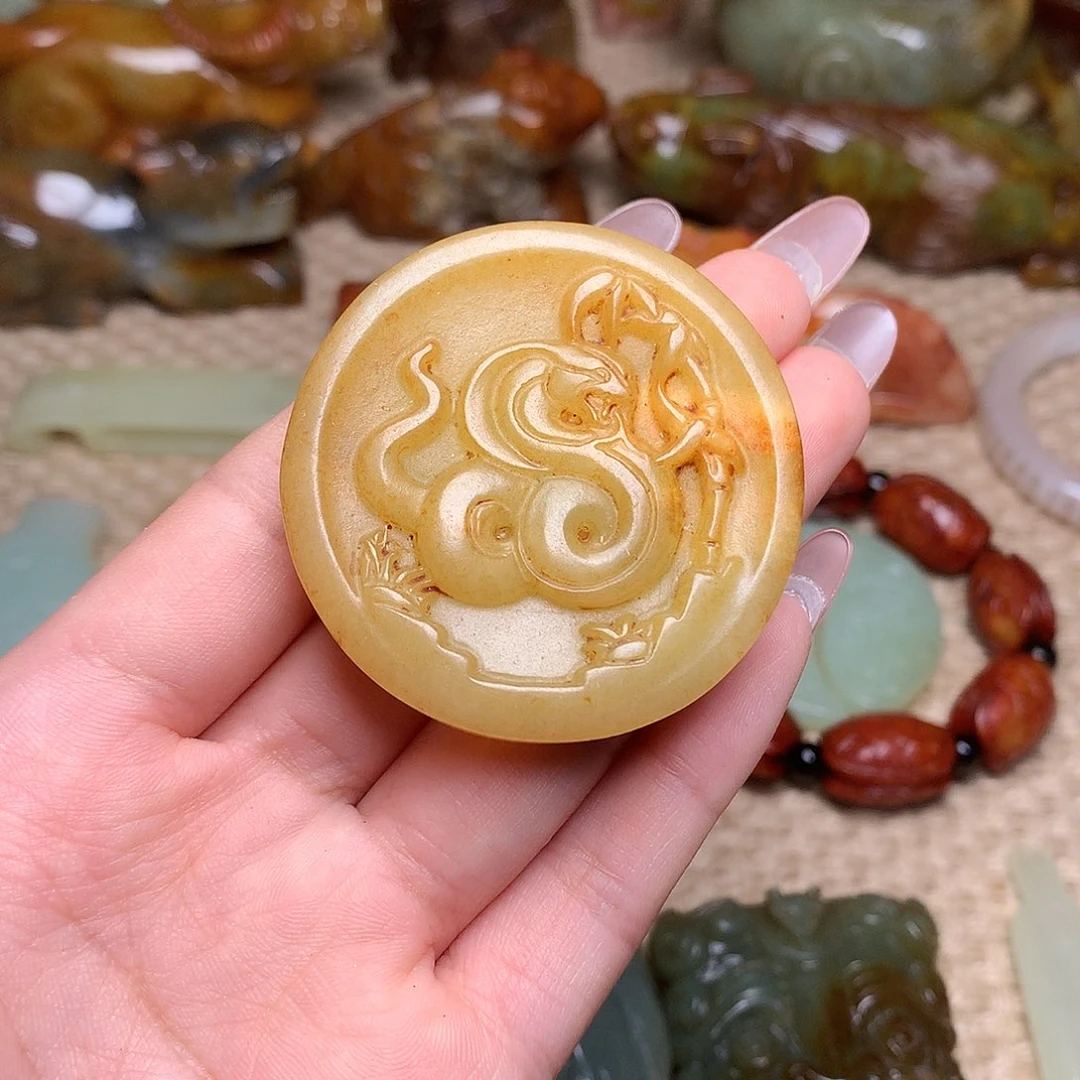 蛇纹石玉未镶嵌颈饰