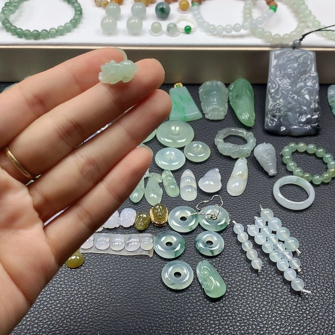 翡翠未镶嵌颈饰貔貅