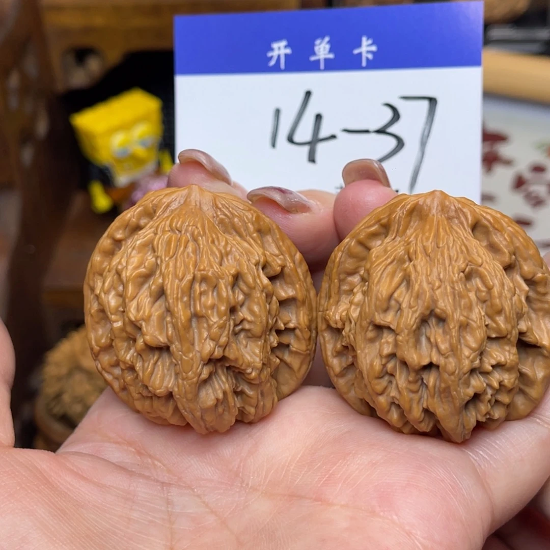 桃核把件虎头42李。