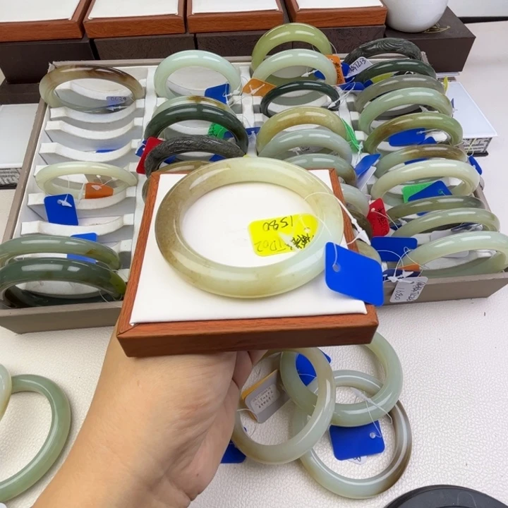 未镶嵌手镯和田玉七月