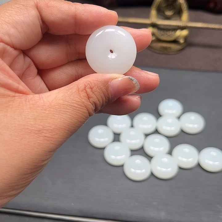 颈饰未镶嵌和田玉（糖玉）