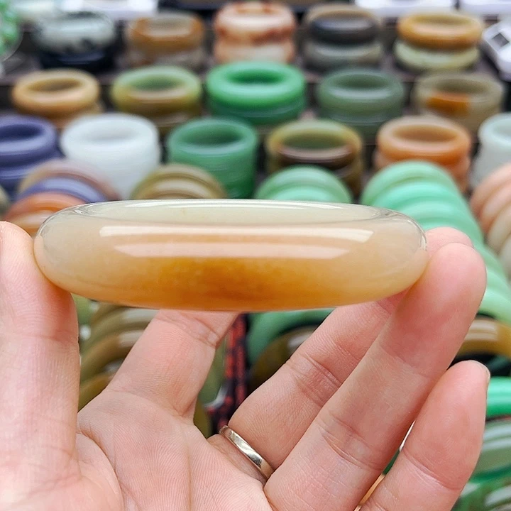 未镶嵌手镯（圆镯）石英质玉