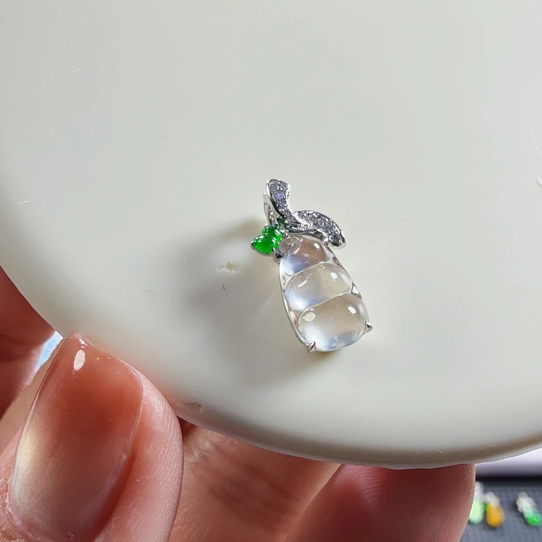 翡翠18K金镶嵌颈饰粉钢豆子玻璃