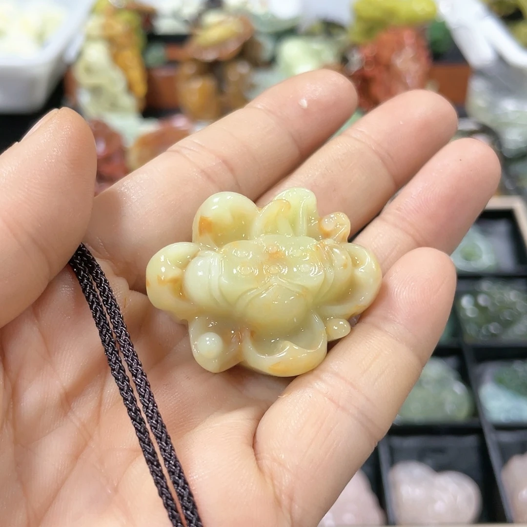 蛇纹石玉颈饰合金
