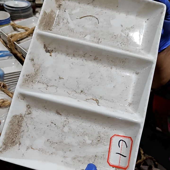 瓷片盘子碗茶壶啥都有