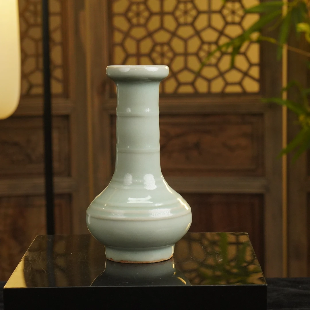 龙泉粉青炫纹盘口瓶（高16.5cm）