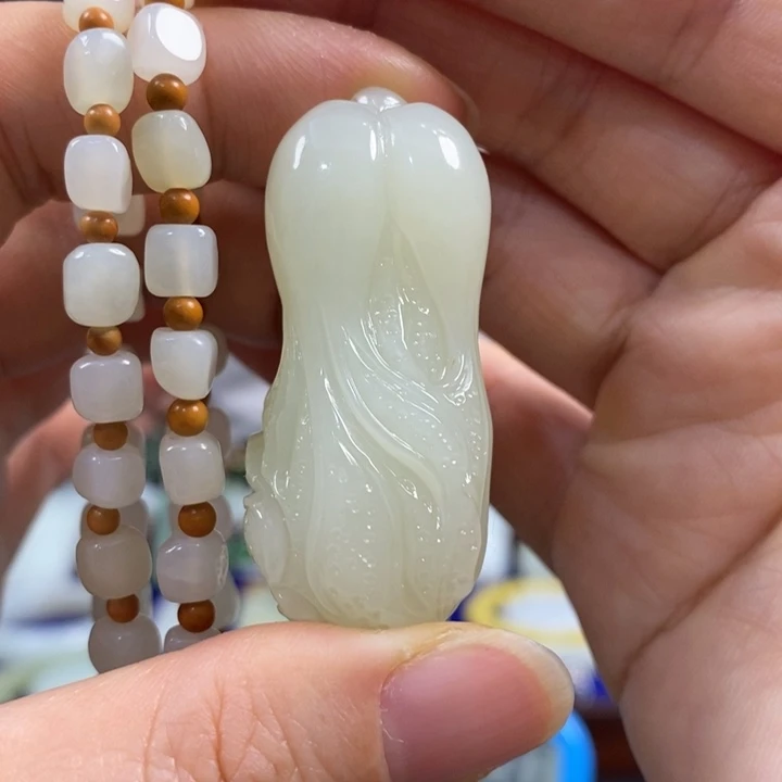 唯***茶和田玉未镶嵌颈饰