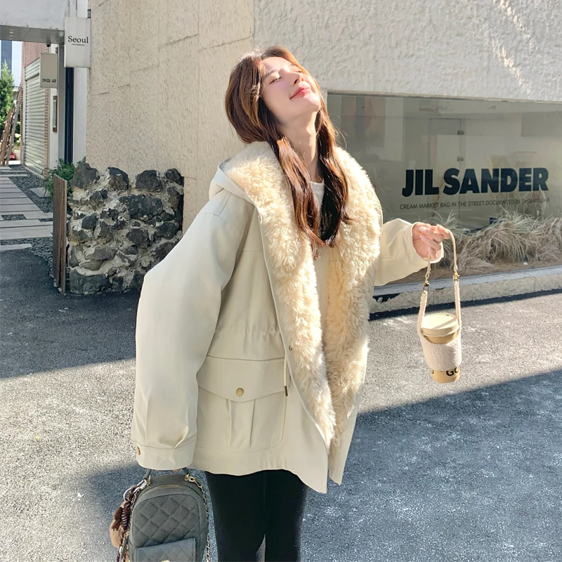 羊羔毛大翻领拼接羽绒服女2025年冬新款米白色巨好看收腰保暖外套