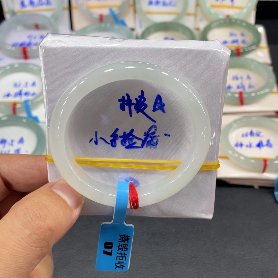 翡翠手镯未镶嵌天然翡翠