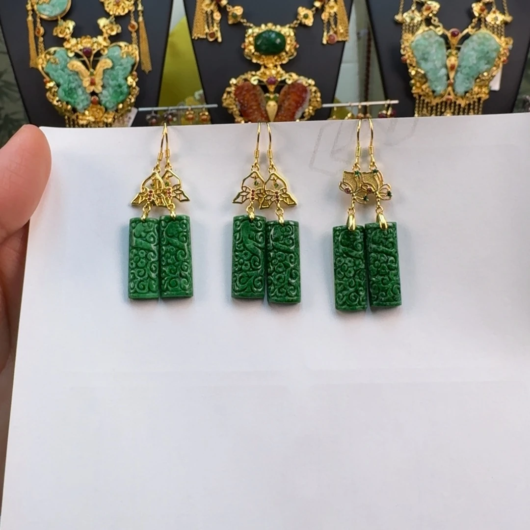 翡翠未镶嵌颈饰炸价 三选一对