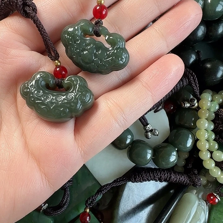 大***图和田玉未镶嵌颈饰