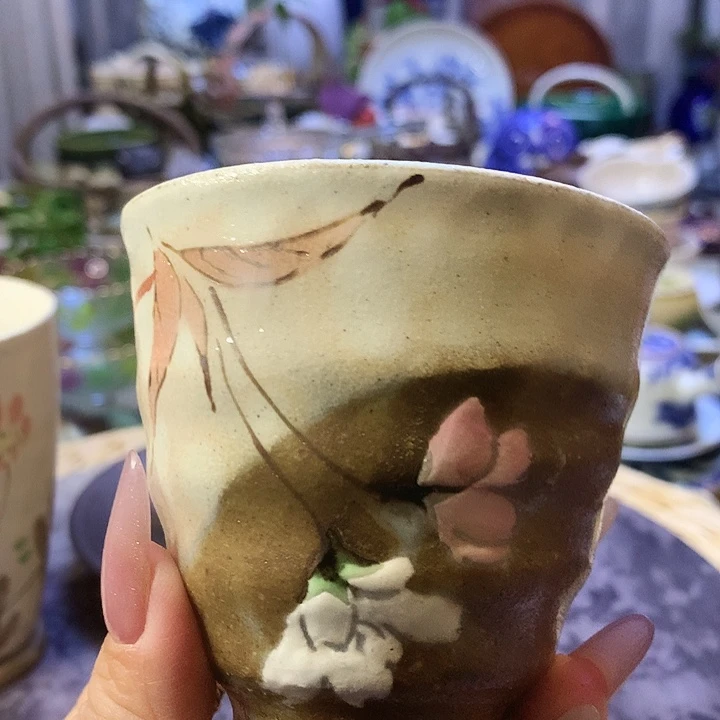 器物的色彩搭配起来很漂亮