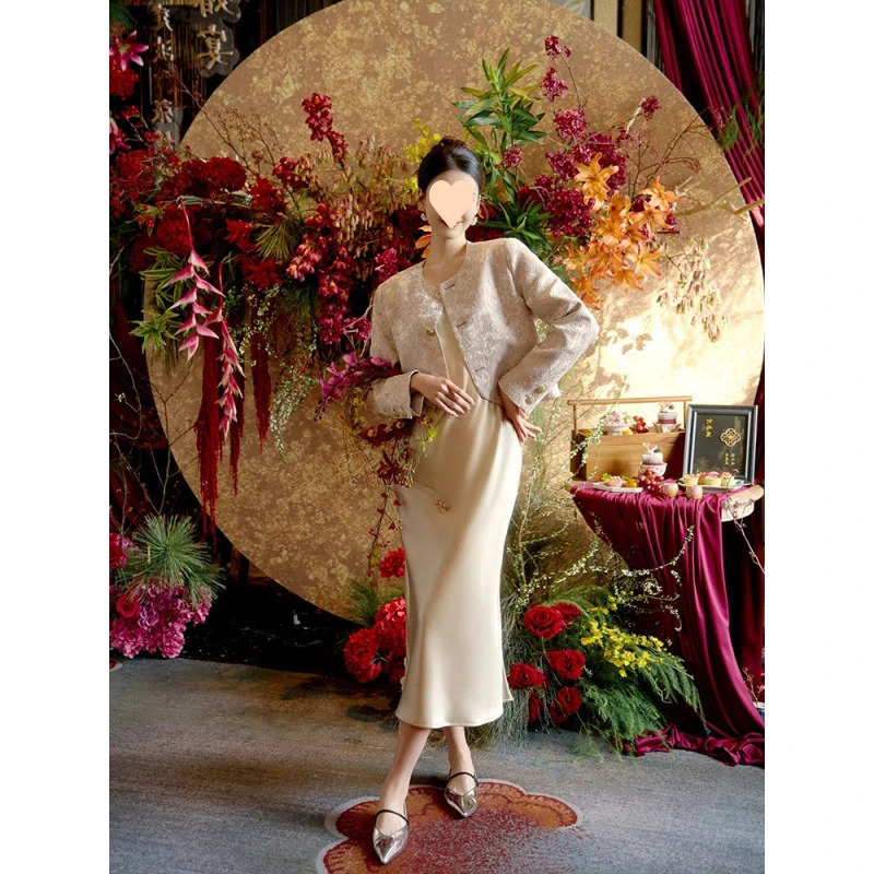 新中式国风出阁宴订婚礼服高端轻奢小众法式缎面吊带连衣裙两件套