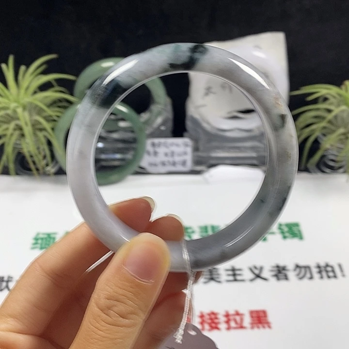未镶嵌手镯翡翠17号。 58.9圈