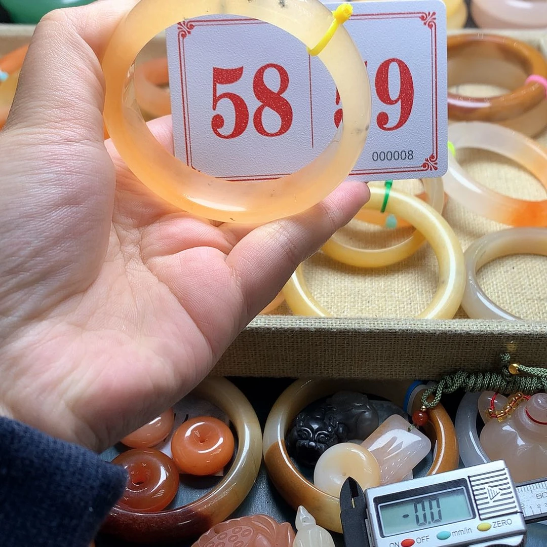 未镶嵌石英质玉（黄龙玉）手镯