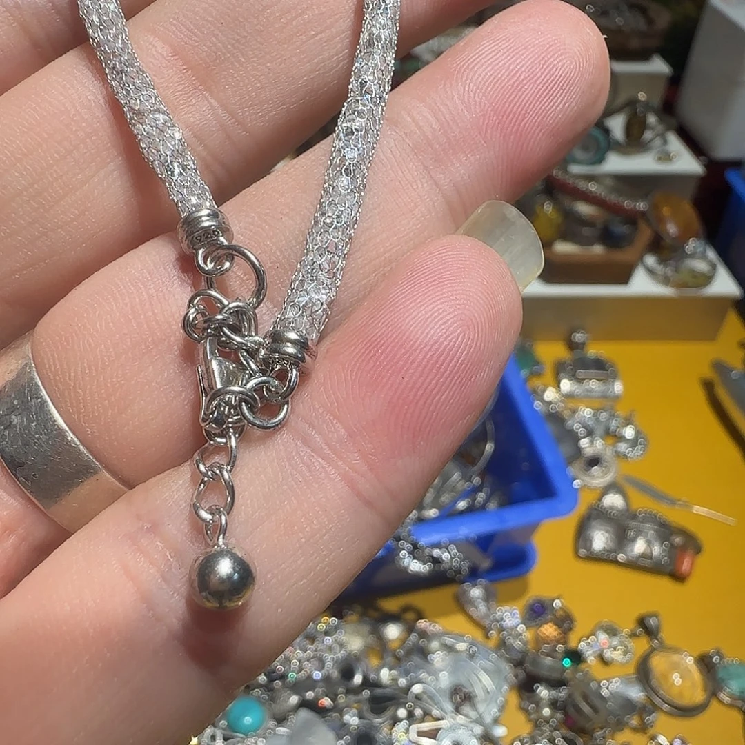 由***你花岗石铁合金吊坠的设计也是