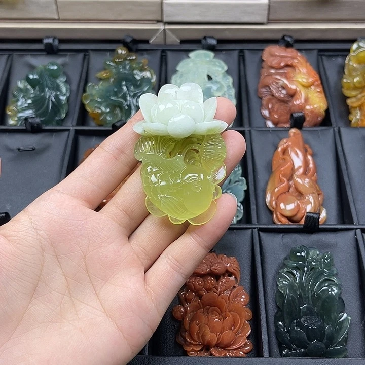 蛇纹石玉未镶嵌颈饰莫****胧