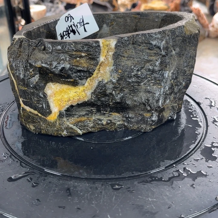 友**谊石头花盆中