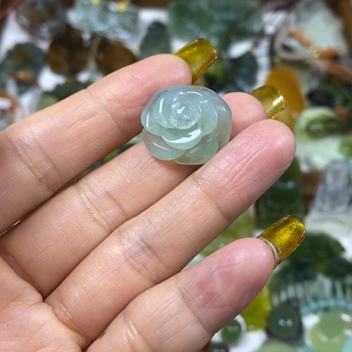 未镶嵌蛇纹石玉吊坠