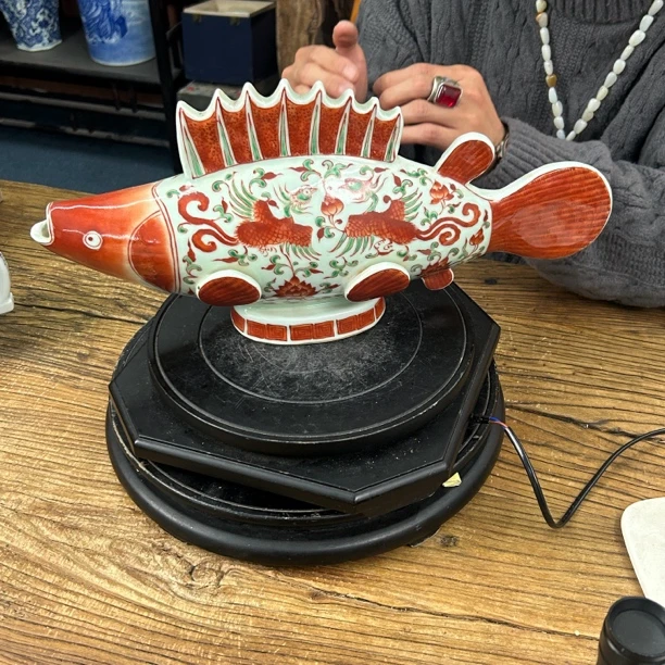 陶瓷 摆件 红绿彩鱼形赏器