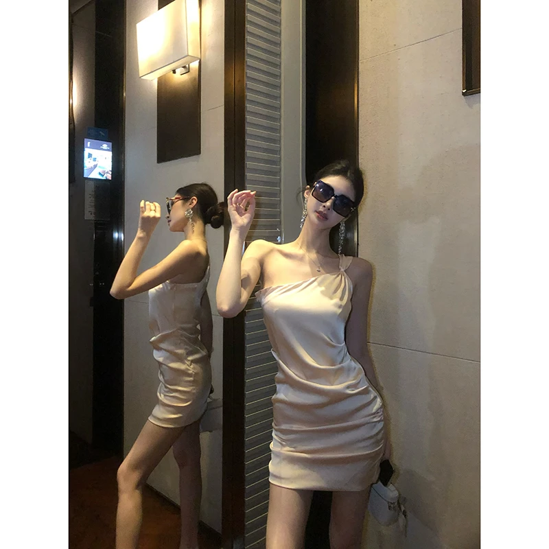 【拾花归】炸街设计感气质缎面斜肩短裙纯欲修身收腰显瘦包臀连衣裙