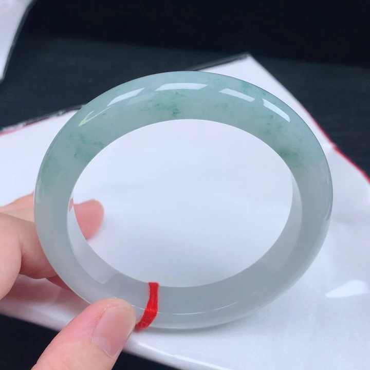 翡翠手镯未镶嵌61-62。