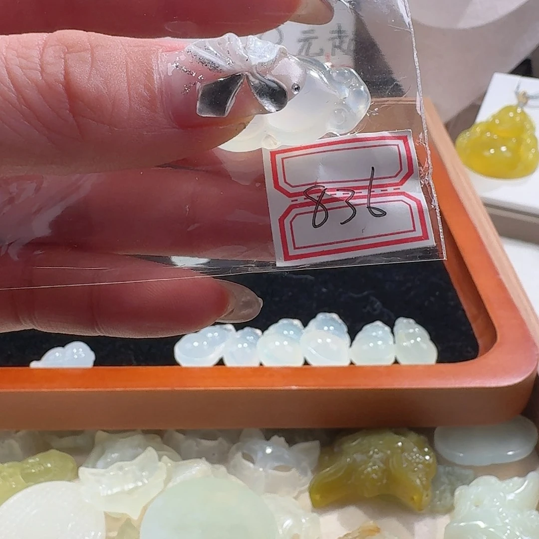 蛇纹石玉颈饰合金精美礼品