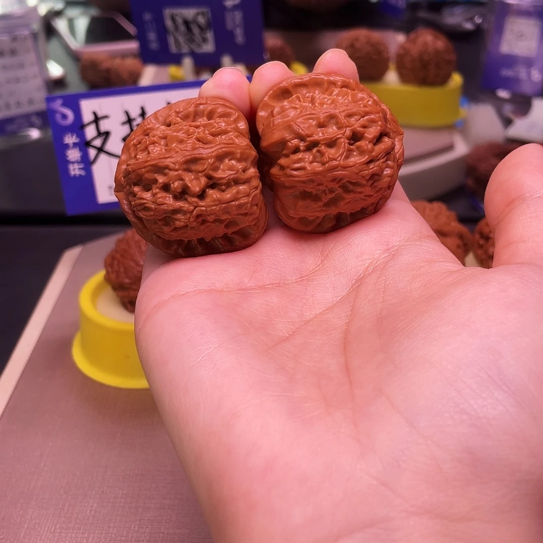 文玩核桃吊坠难*侯三角白