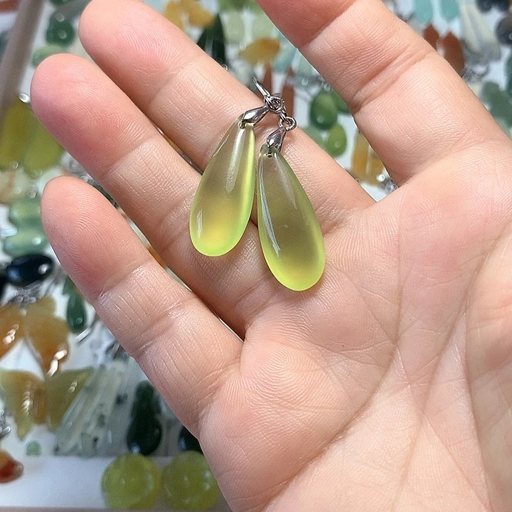 准***号蛇纹石玉未镶嵌耳环