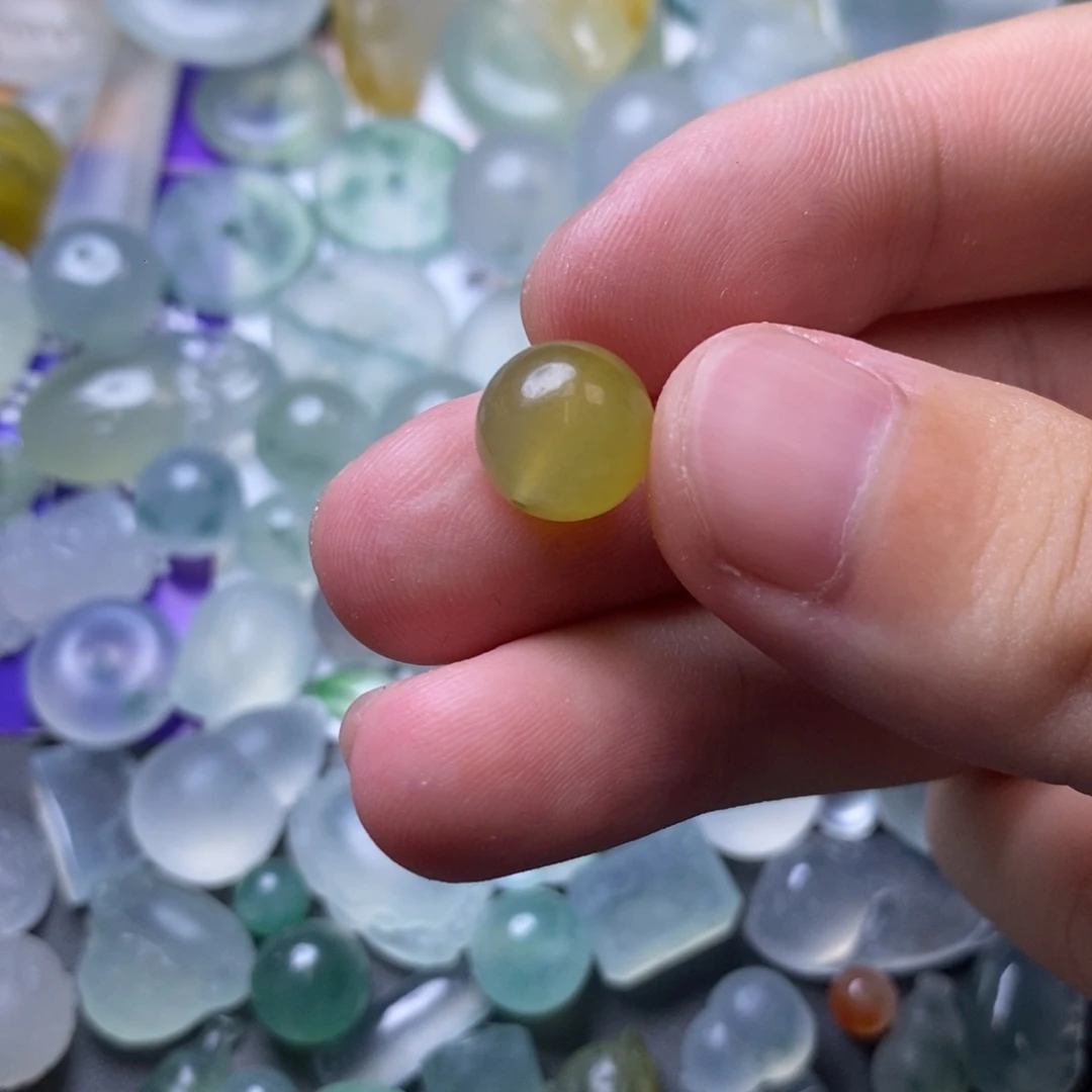 爱***油定制翡翠未镶嵌珠子