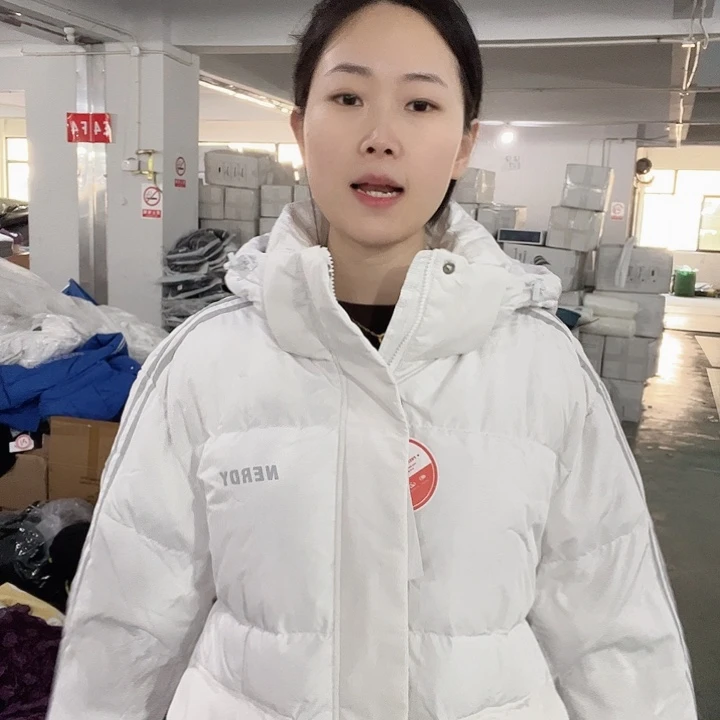 白色运动外套。 l165斤